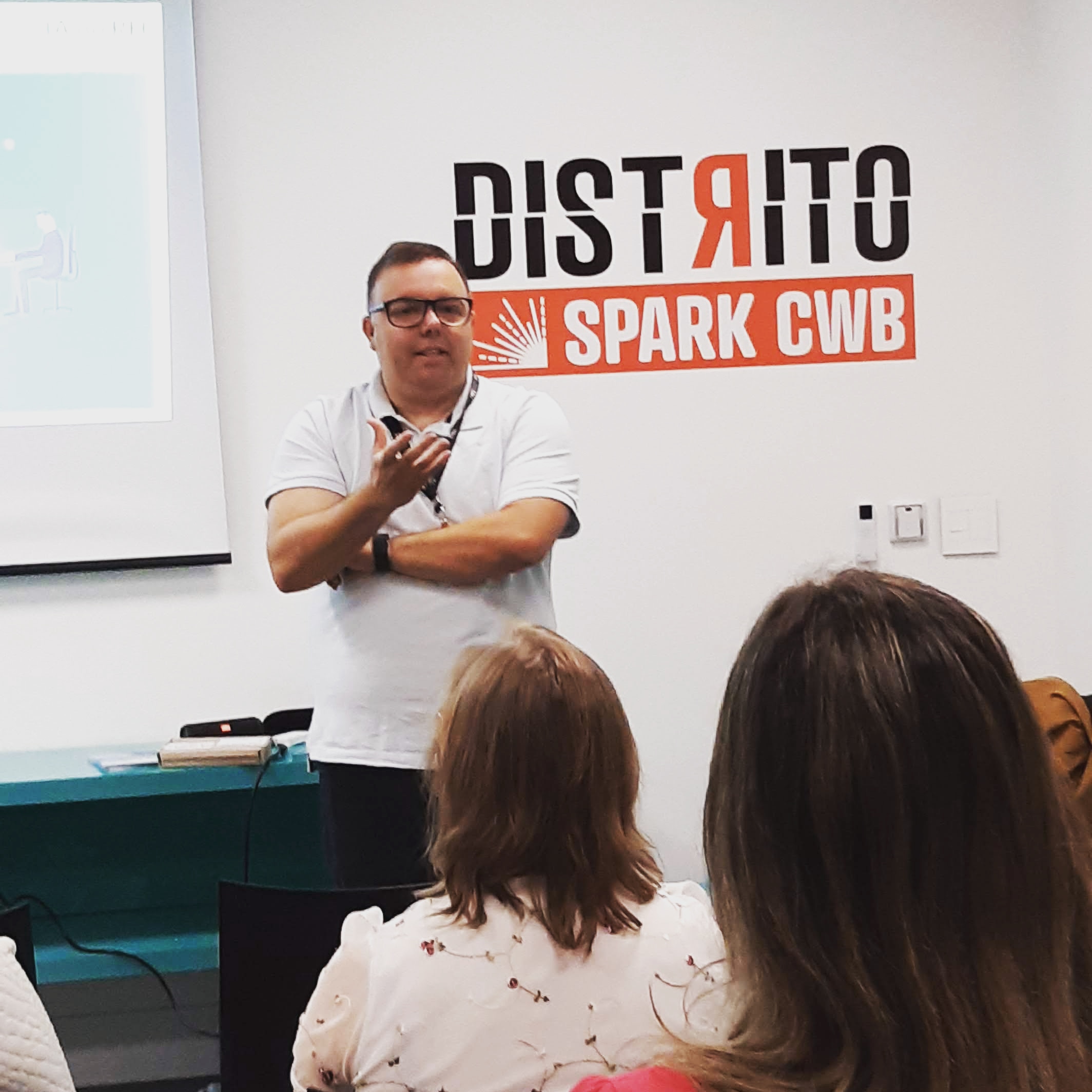 Palestra de vendas no Distrito Spark Curitiba — hub de inovação