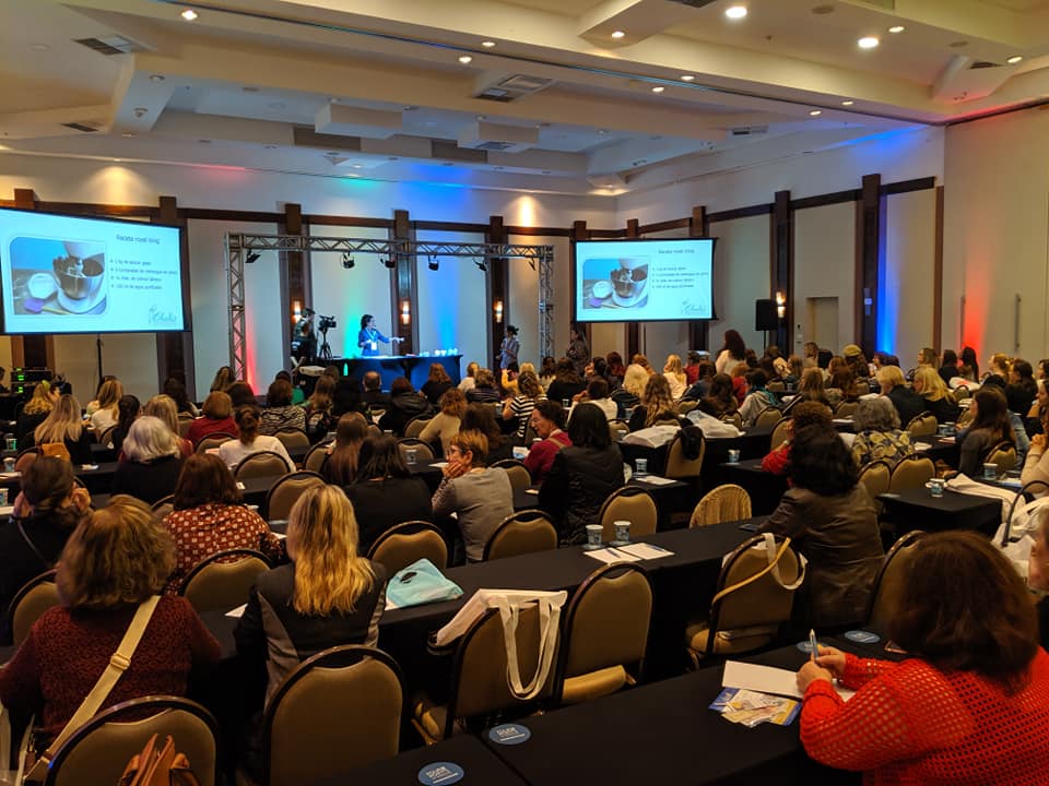 Palestra corporativa com mais de 100 participantes em convenção empresarial